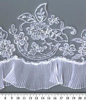 06-1069 fehér hímzett, gyöngyös szegő csipke 13cm