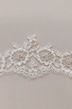 06-1080 Pezsgő zsinórozott arany szálas szegő csipke 8cm