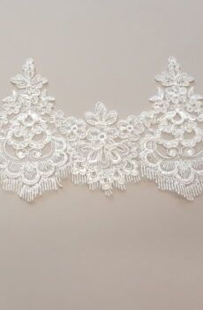 06-1094 Krém zsinórozott színjátszó szegő csipke 16cm