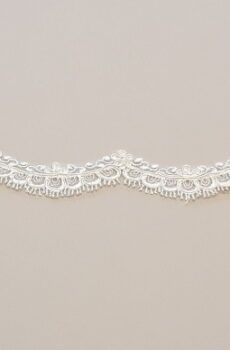 06-1167 Törtfehér cakkos keskeny csipke szegő – finom zsinórozással