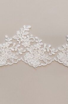 06-1181 Krém zsinórozott szegő csipke 11cm