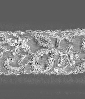 06-1212 Fehér gyöngyözött szegő csipke 6cm széles