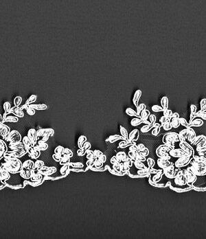 06-1229 Fehér zsinórozott szegő csipke 8cm széles