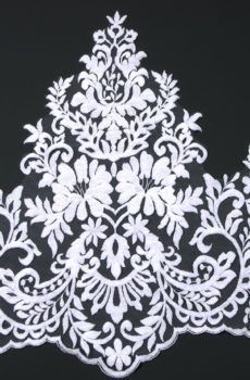 06-1247 Fehér dúsan hímzett szegő csipke 40cm széles