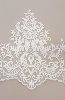 06-1248 Krém dúsan hímzett szegő csipke 40cm széles