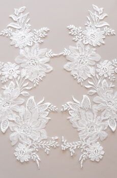 06-1262 Törtfehér színű páros csipke muszlin applikációval