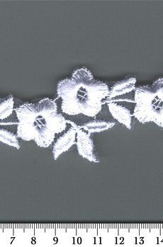 06-861 Krém hímzett szegő csipke 3cm