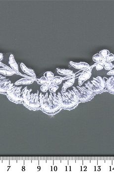 06-875 Krém tüll alapú hímzett szegő csipke 4cm