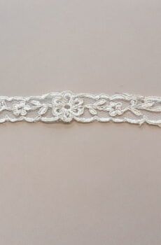 06-973 Krém tüll alapú hímzett arany szálas szegő csipke 2cm