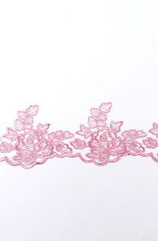 06-m-12  Mályva tüll alapú hímzett szegő csipke 10cm