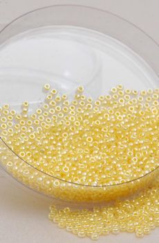 19-020 üveggyöngy sárga 2mm