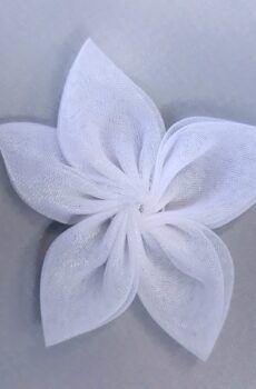 30-189 Fehér organza virág hegyes