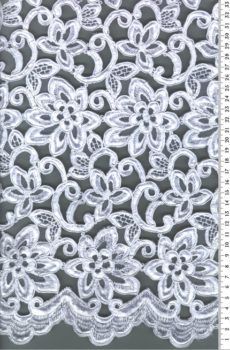 28-148 Fehér organza alapon, zsinórozva