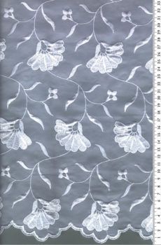 28-185 Fehér organza alapon hímzett csipke