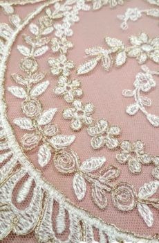 28-650 Krém Tüll alapon, arany zsinórozással