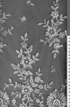 28-659 Fehér Tüll alapon, arany zsinórozással