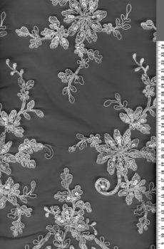 28-661 Csipke anyag Krém Tüll alapon, gyönggyel, zsinórozva flitterrel díszítve