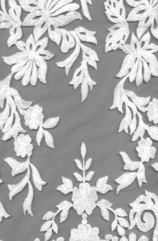 28-699 –6 Gazdag mintázatú, díszes fehér csipkeanyag