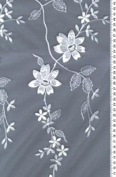 28-KS-008 krém Tüll alapon Hímzett virágos