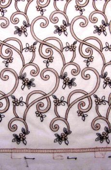 28-m-5 Drapp színű, hímzett csipkeanyag 150cm