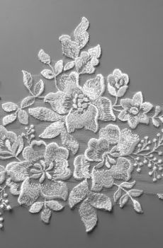 06-1273 – Fehér csipkeszegő különleges virágmintával