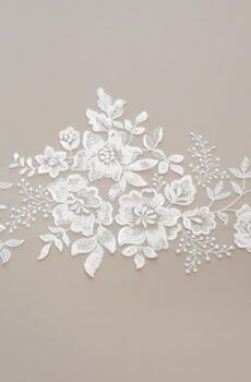 06-1274 – Törtfehér csipkeszegő különleges virágmintával