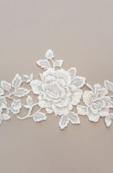 Krém színű, organza alapú, dúsan hímzett szegő csipke.