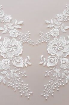 06-1278 – Törtfehér páros csipke különleges virágmintával
