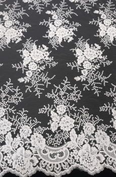 28-731 Fehér romantikus virágmintás csipkeanyag