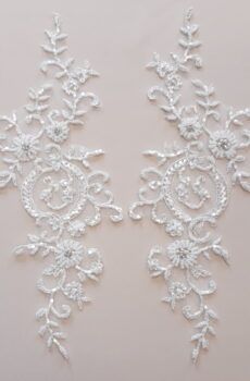 06-1076 Tüll alapú törtfehér, gyöngyös páros csipke