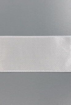 31-044-28 törtfehér szatén szalag 3.8 cm széles