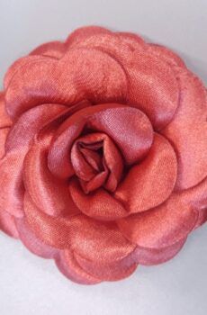 30-13 Téglavörös szatén pufi rózsa 8cm