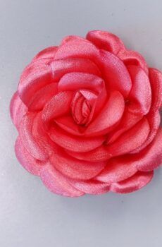 30-16 Korall szatén pufi rózsa 8cm