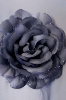 30-8 Sötétszürke tollas szatén virág