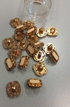 01-064 Arany-krém színű műanyag gomb