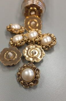 01-206 Arany-törtfehér színű műanyag gomb