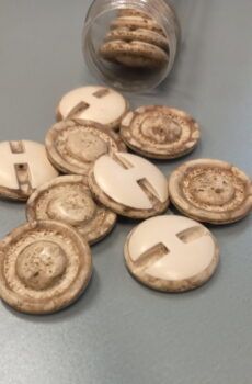 01-327 Műanyag gomb