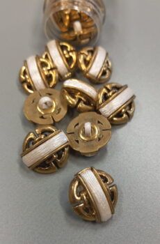 01-185 Arany-törtfehér színű műanyag gomb