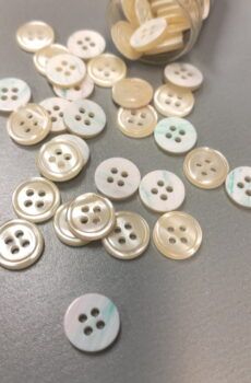 01-002 Krém-színes műanyag gomb