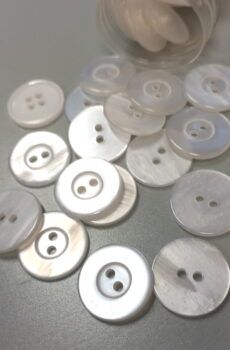 01-001 Törtfehér műanyag gomb