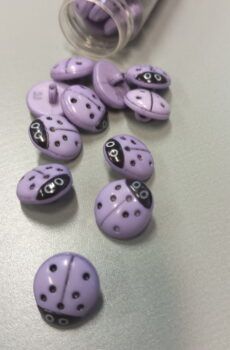 01-151 Lila katica gomb