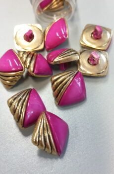 01-217 Arany-ciklámen színű műanyag gomb