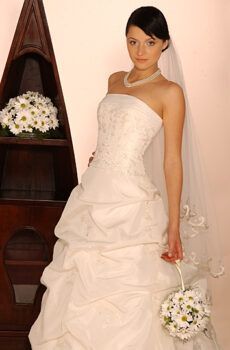 33-3153 iv Krém színű báli ruha