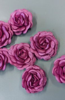 30-30 Lilásrózsaszín szatén pufi rózsa 5cm