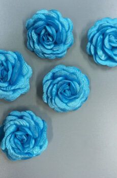30-36 Türkizkék szatén pufi rózsa 5cm