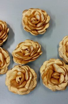 30-39 Arany szatén pufi rózsa 5cm