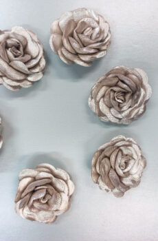 30-44 Pezsgő színű szatén pufi rózsa 5cm