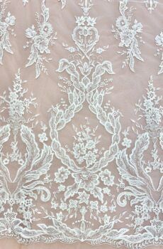 28-744 Barokkos jellegű, indás mintás törtfehér csipkeanyag flitter díszítéssel