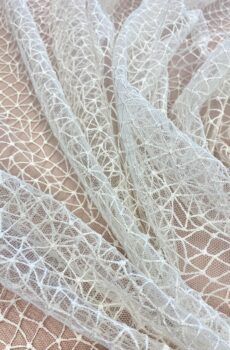 28-741 – 4 Finoman hímzett, geometrikus csipkeanyag