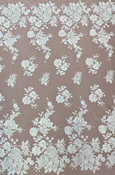 28-742 Törtfehér virágos csipke anyag – romantikus, hímzett tüll csipke